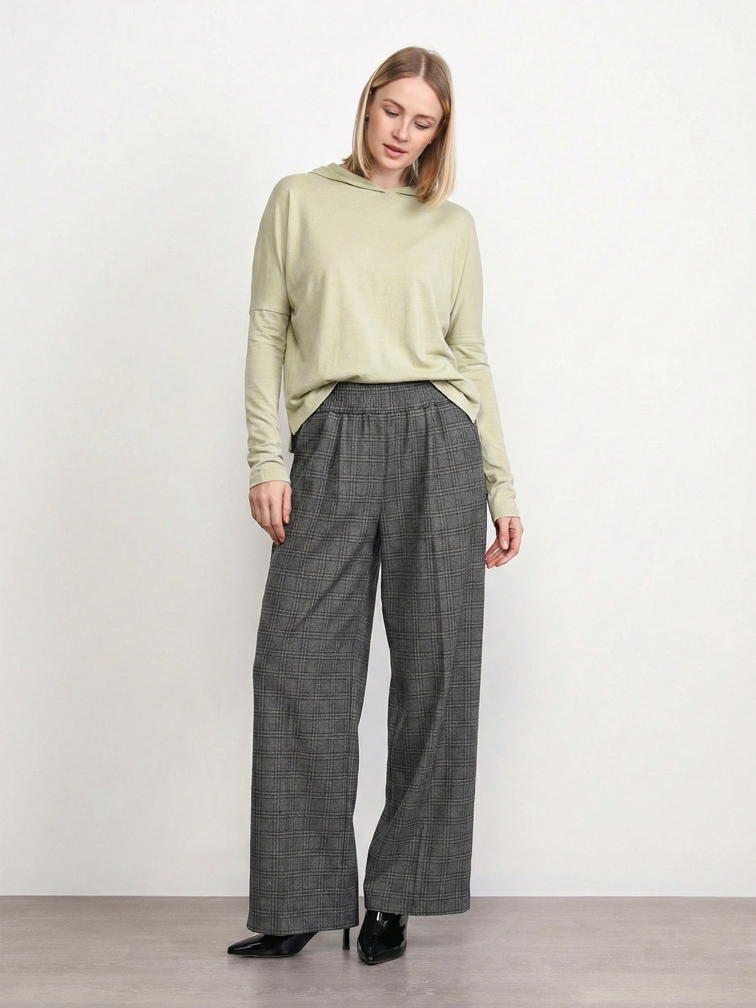 Брюки темно-серого цвета в клетку 